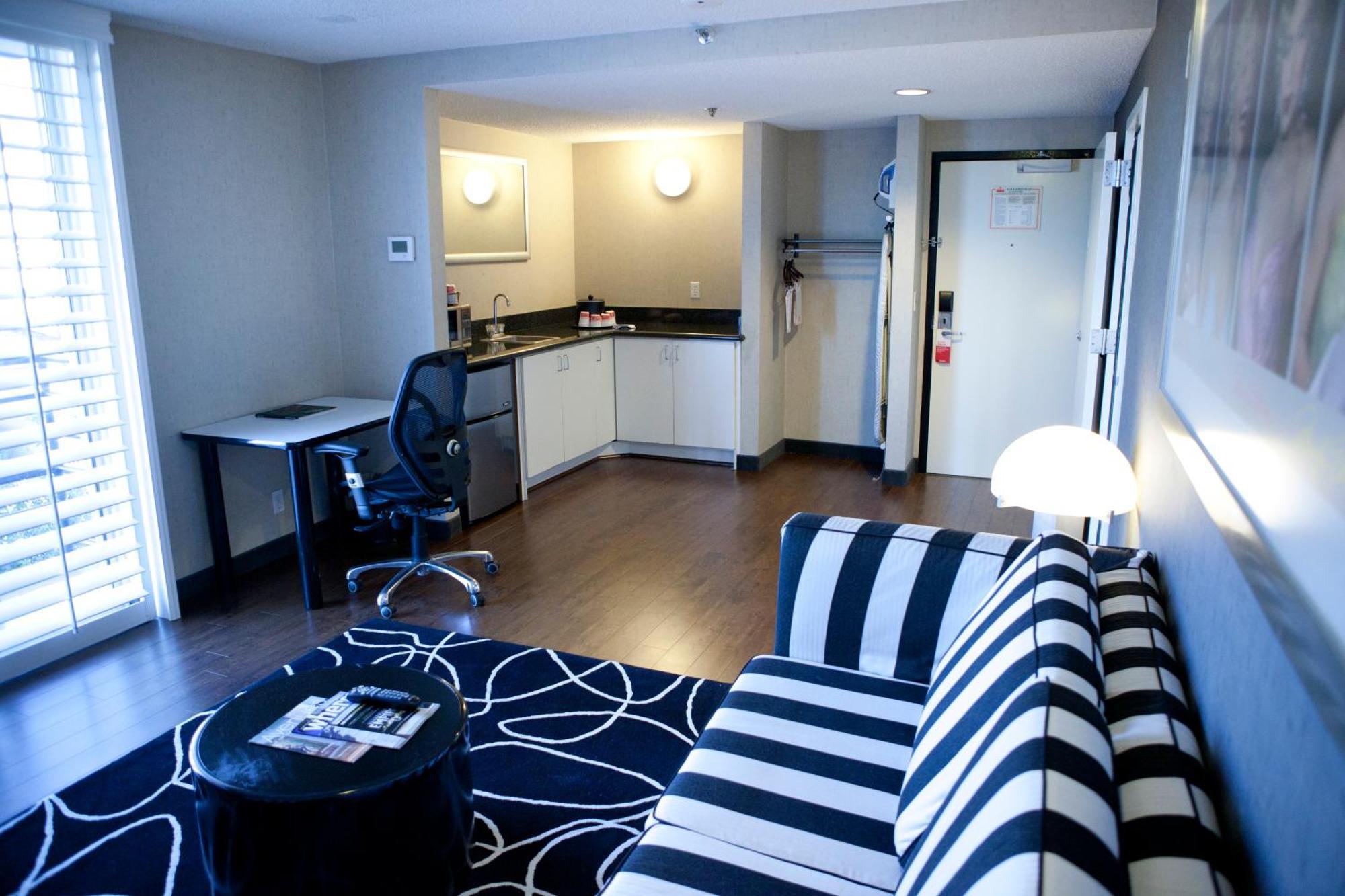 One-Bedroom Suite with Two Double Beds - Non-Smoking,679872345:JPEG