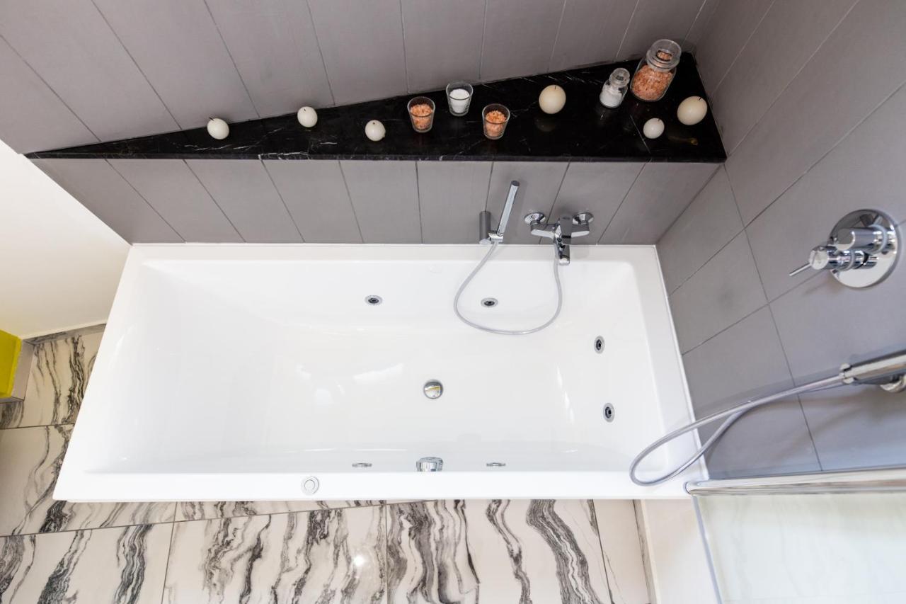 Queen Room Spa Bath
