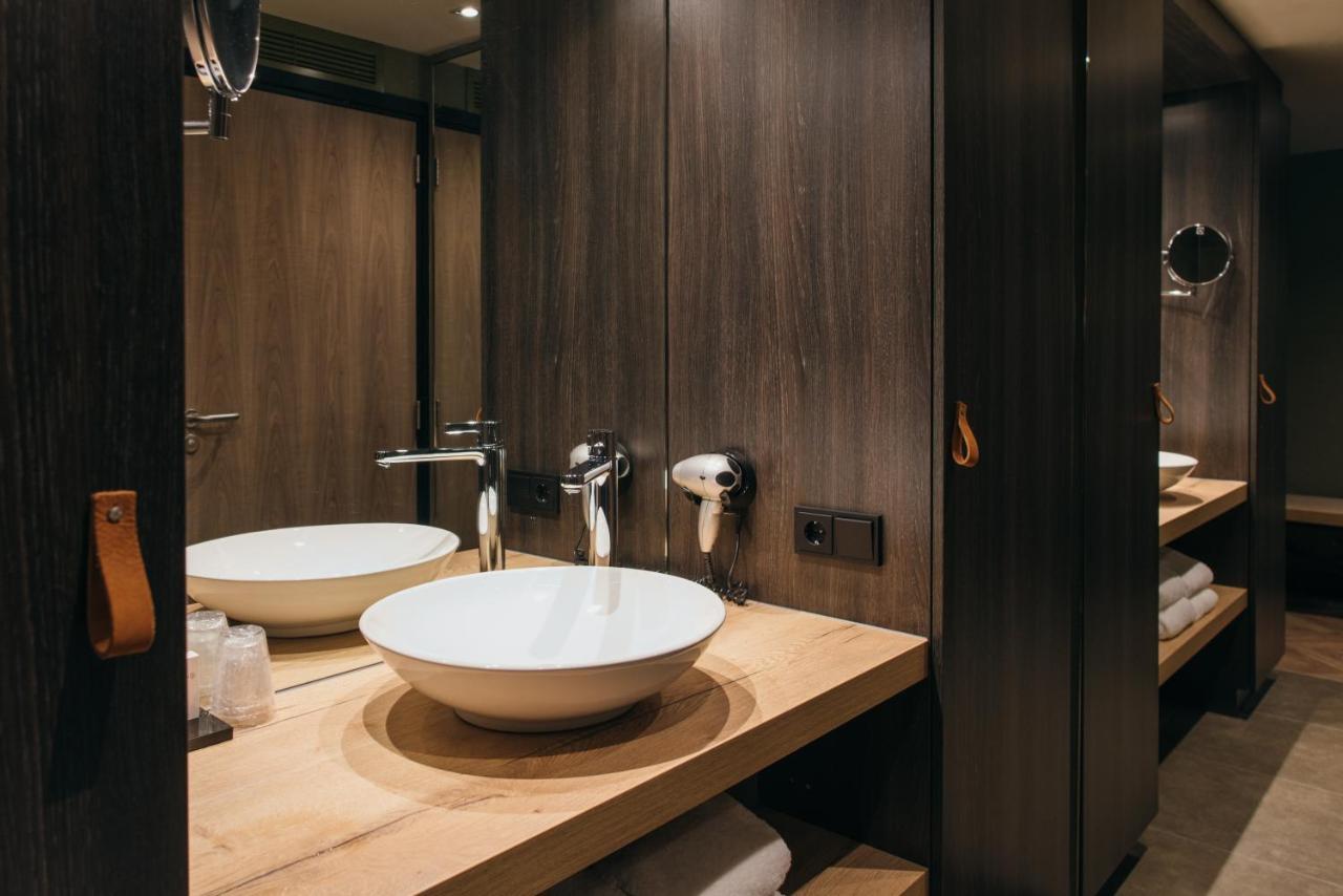 Twin Room Shower,1334417594:JPEG
