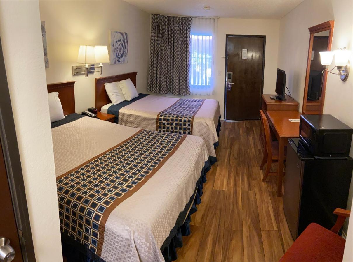 Queen Room with Two Queen Beds - Non-Smoking,986339404:JPEG