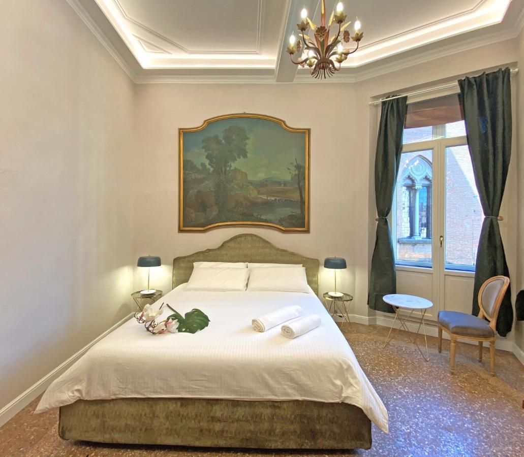 Double room private external bathroom Camera matrimoniale con bagno privato esterno,992601877:JPEG