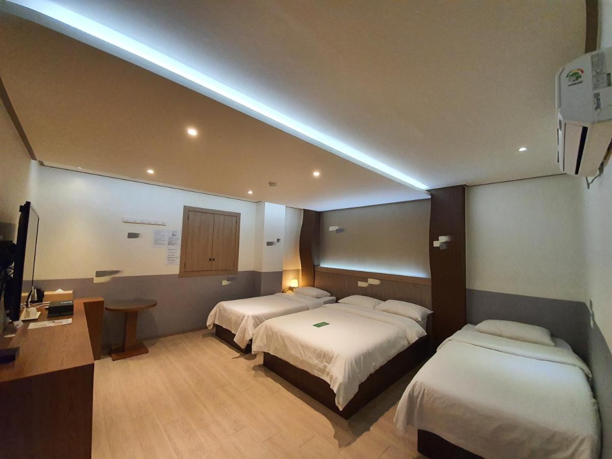 Standard Family Room,983639872:JPEG
