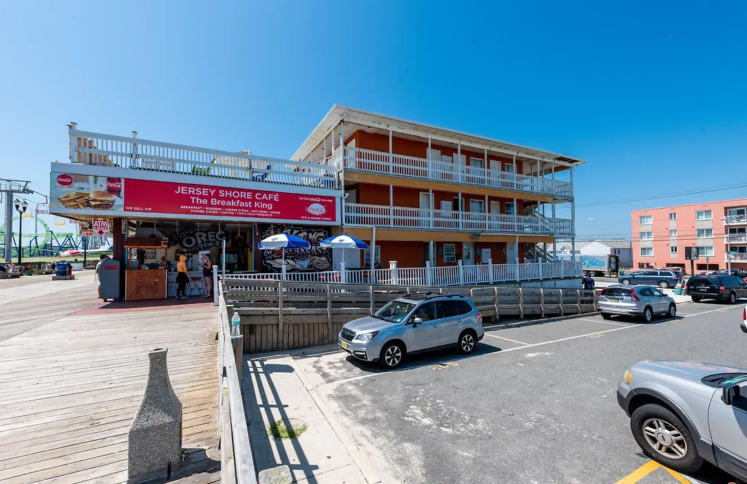 Boardwalk Hotel Charlee & Apartments Beach Hotel Oceanfront-1