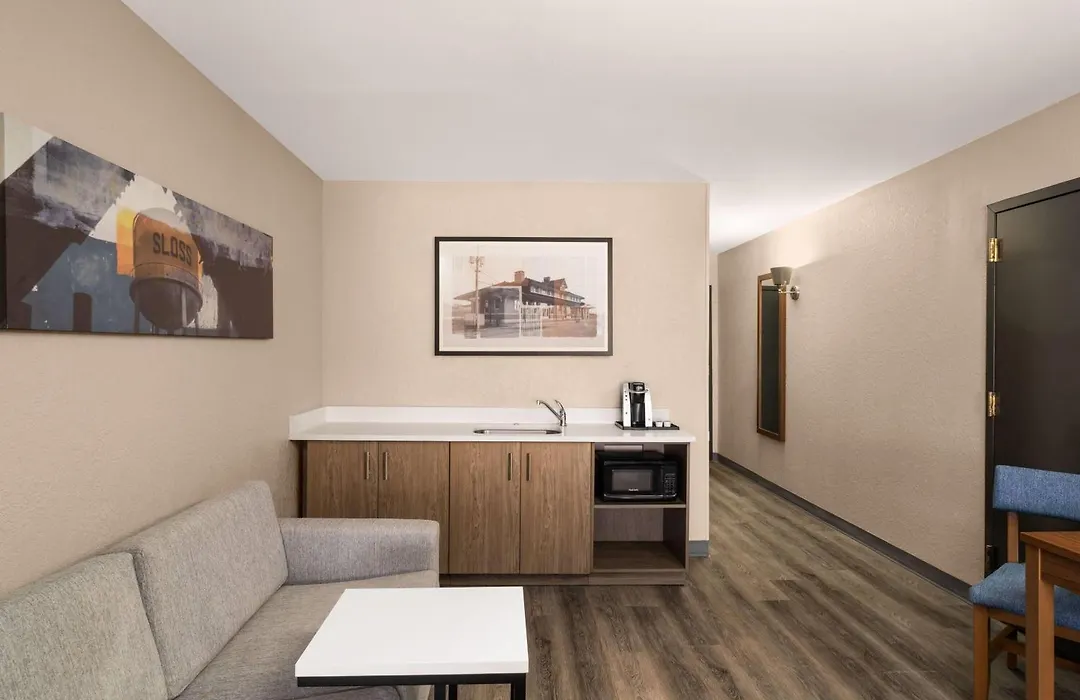 La Quinta Inn & Suites By Wyndham Bessemer-1
