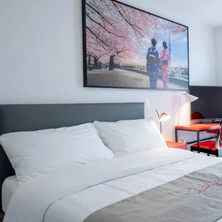 "The Freddie Mercury" Hotel-2