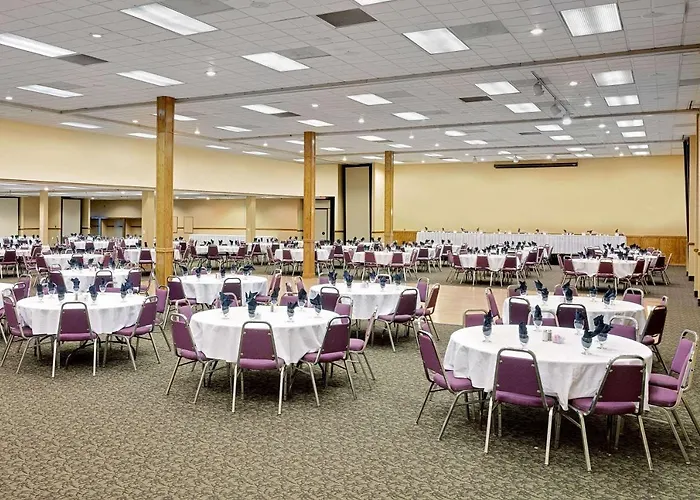 Ramada By Wyndham Mitchell Hotel & Conference Center