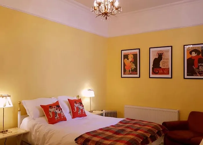 No 6 The Square Tearooms & Accommodation