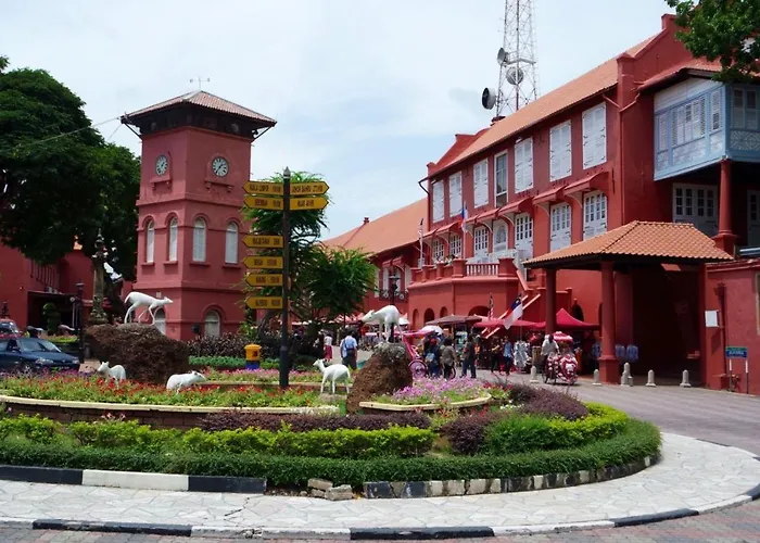 Cozy Riverside Hotel