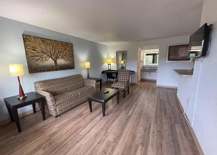 Tricove Inn & Suites