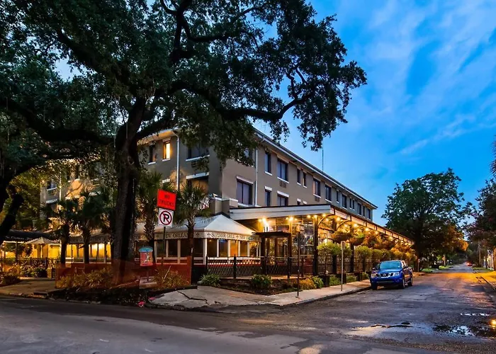 St Charles Inn, Superior Hotel