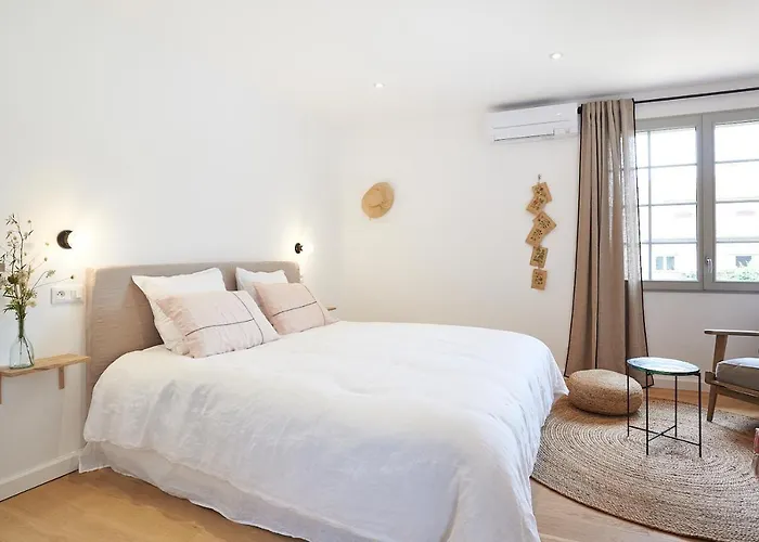 Maison 1634 - Climatisation, piscine, parking, centre ville, petit-dejeuner compris Pézenas