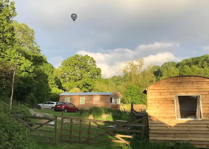 Shepherds Huts Ham Hill, 2 Double Beds, Bathroom, Lounge, Diner, Kitchen, Love Dogs & Cats Looking Out To Lake And By Ham Hill Country Park Plus Parking For Large Vehicles Available Also Great Deals On Workers Long Term This Is The Place To Relax And