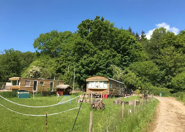 Shepherds Huts Ham Hill, 2 Double Beds, Bathroom, Lounge, Diner, Kitchen, Love Dogs & Cats Looking Out To Lake And By Ham Hill Country Park Plus Parking For Large Vehicles Available Also Great Deals On Workers Long Term This Is The Place To Relax And