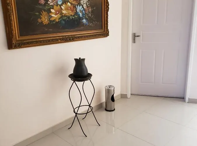 Hotel La Pequena Valencia