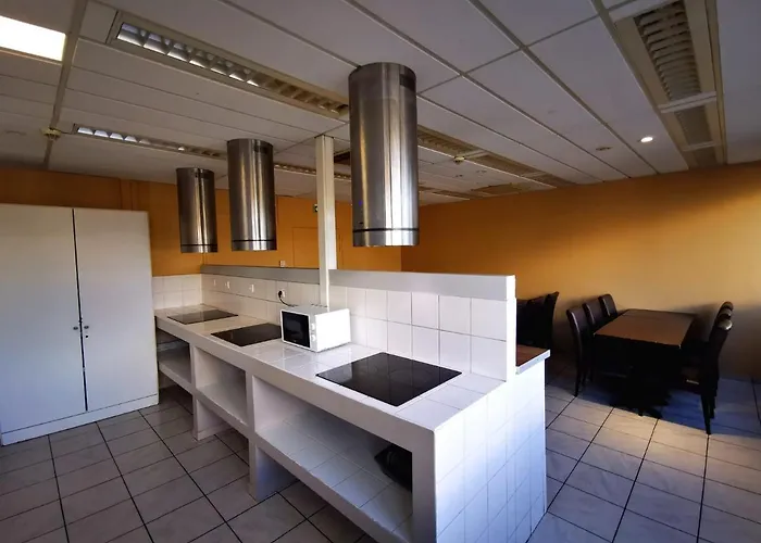 PARIS par trains, AREA, Studios avec salle de bain et kitchenette Privées, OU, chambres avec salles bain et cuisines communes