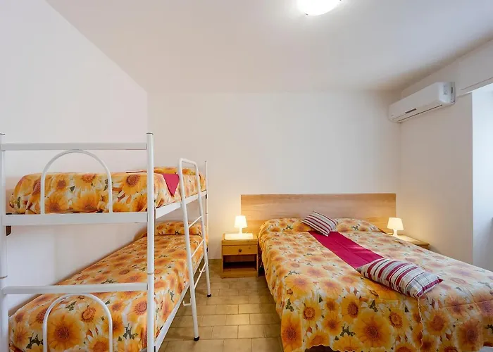 Loano Apartment Pool & Garden