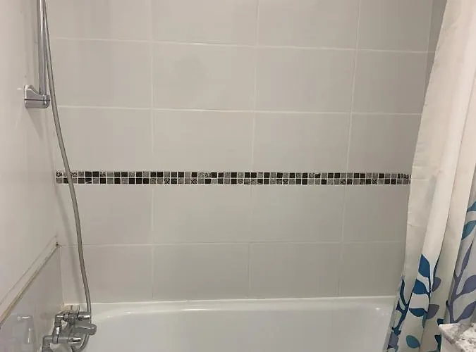 Studio cabine Les Rives de la Favière piscine et tennis les pieds dans l'eau