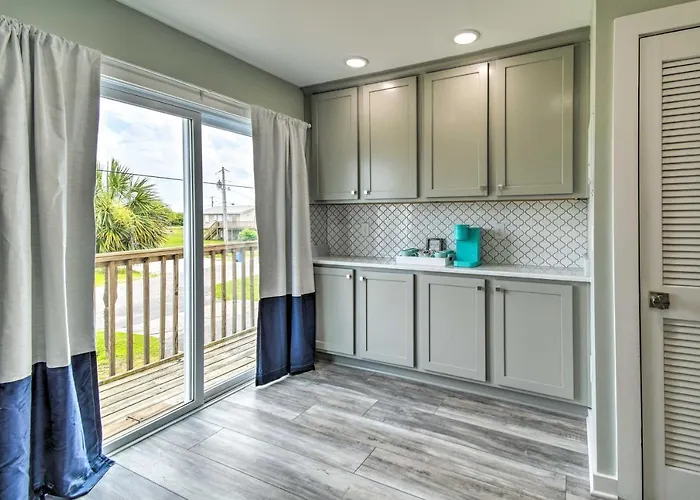 Gulf Shores Condo - Walk To Beach & Restaurants!