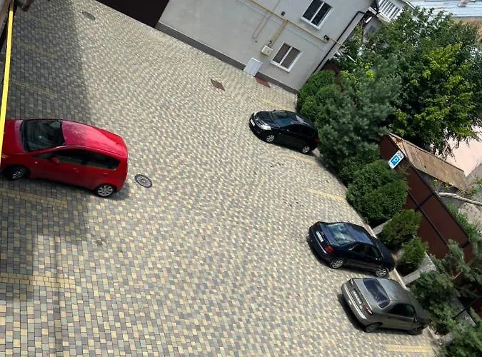 Готель Баронський Двір