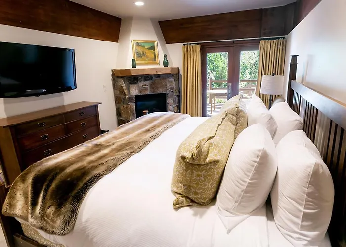 Deluxe King Room With Fireplace Hotel Room
