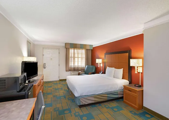La Quinta Inn By Wyndham Phoenix Sky Harbor Airport