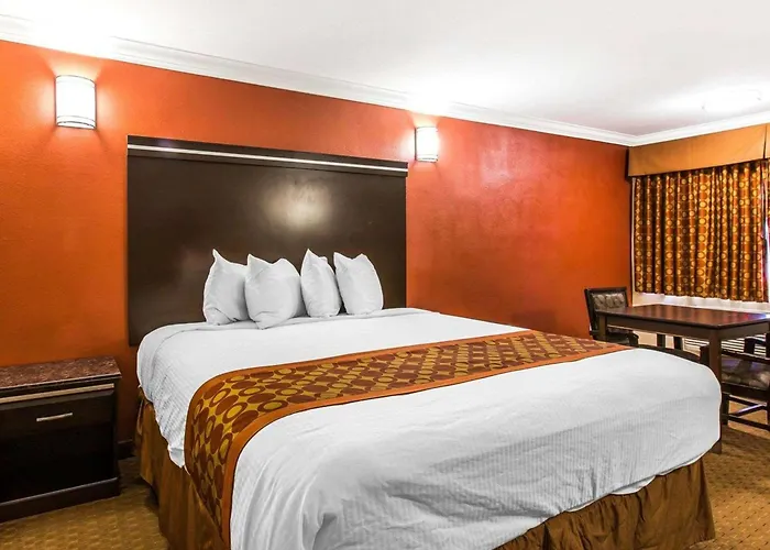Rodeway Inn & Suites Corona