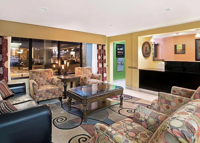 La Quinta By Wyndham Salina