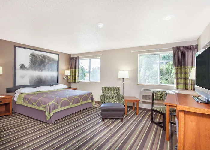 Super 8 By Wyndham Richlands/Claypool Hill Area