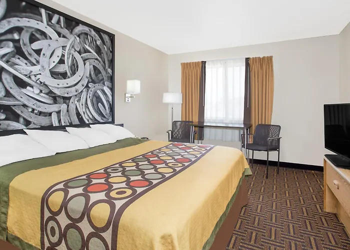 Super 8 By Wyndham Bloomfield
