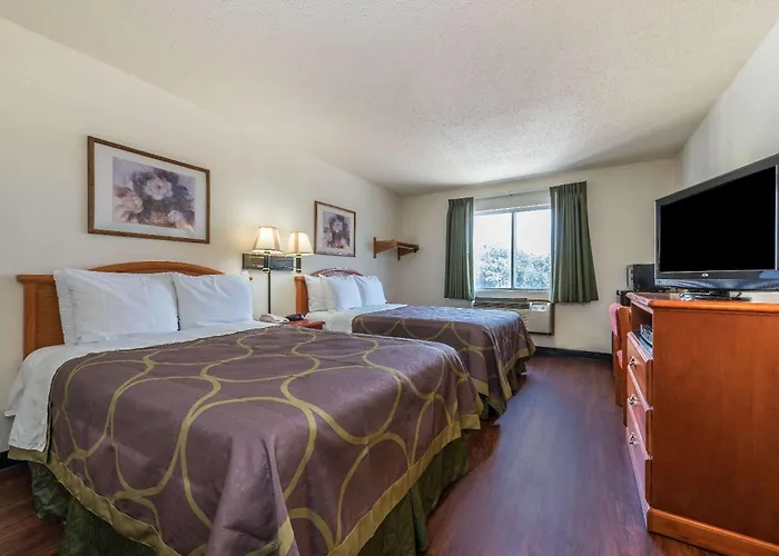 Super 8 By Wyndham Denton