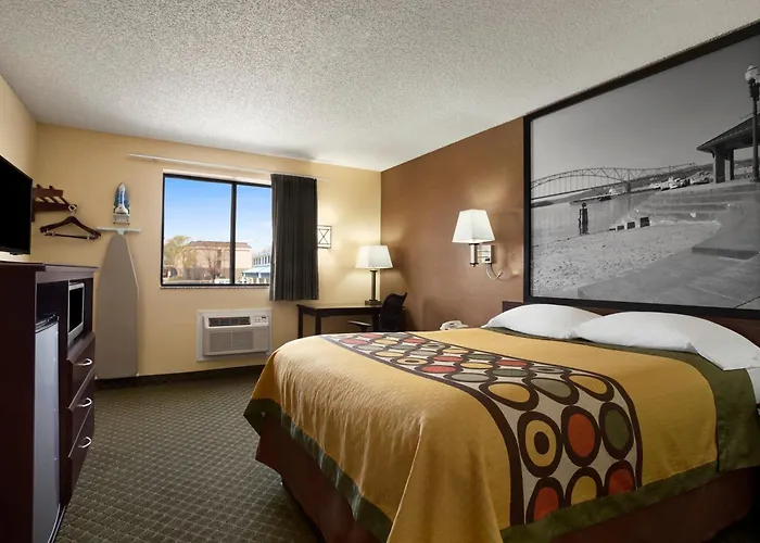 Super 8 By Wyndham Cedar Rapids
