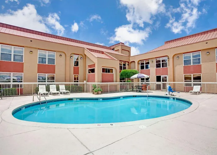 Ramada By Wyndham West Memphis