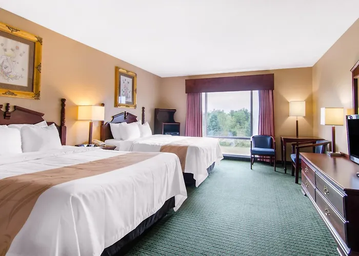 Quality Inn & Suites Carthage Near Precious Moments Chapel