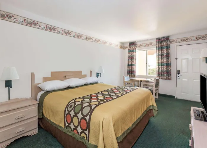 Super 8 By Wyndham Cottonwood