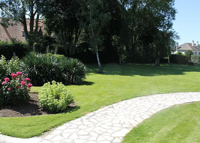 Logis Hotel & Restaurant - Le Relais De Montigny