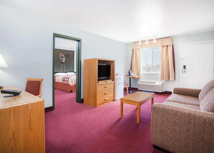 Super 8 By Wyndham Kindersley