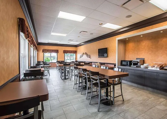 Econo Lodge Inn & Suites