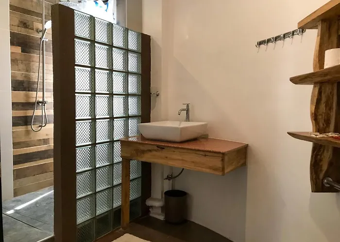 E.I. Suites
