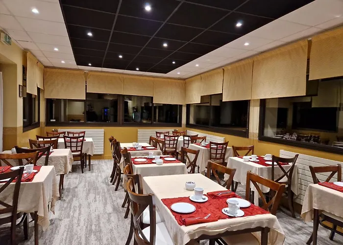 Logis Hotel Les Airelles Neufchatel En Bray