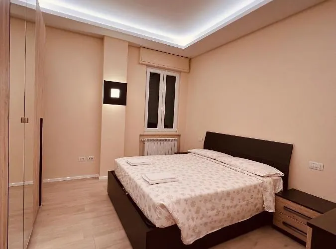 CASA DANTE: Oneglia Centro-Marina-Spiagge (3 min)