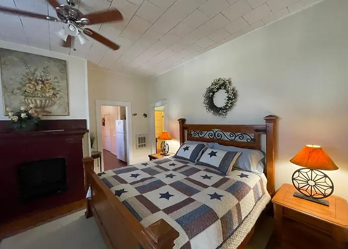 Carriage Inn Bandera Suite 2