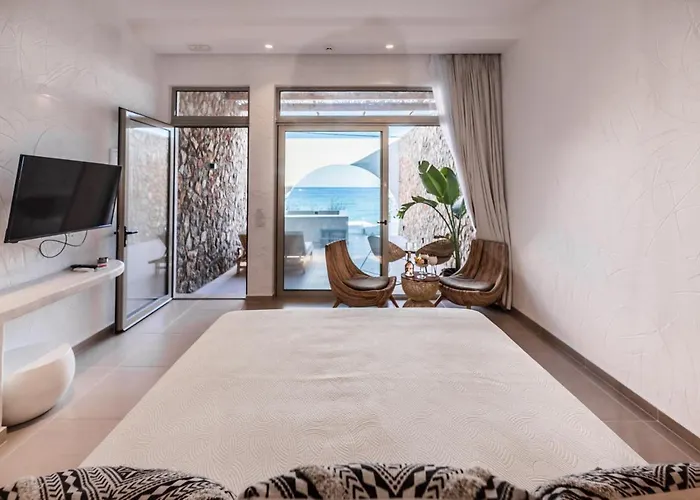 Delfini Beach Hotel&Suites