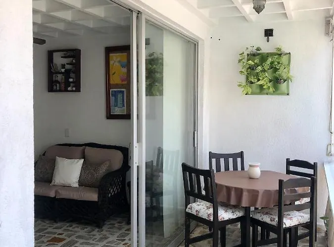 Sobre Costera, 1min La Quebrada, 3m playas/yates