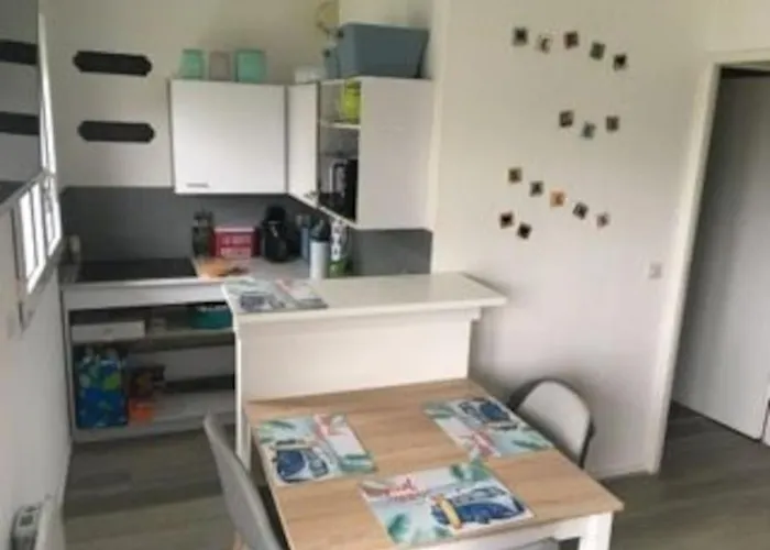 Trimaran Studio 10 mètres de la plage avec balcon/terrasse