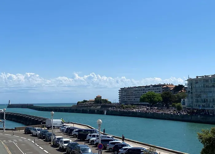 Vue panoramique mer et chenal même de la chambre ascenseur 50m2 situation idéale en option garage fermé privé