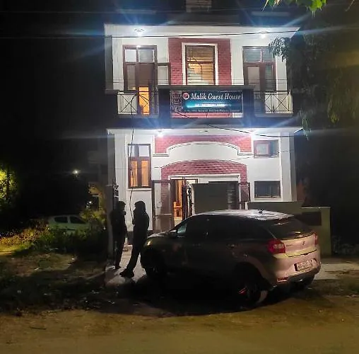 Hotel O Malik Guest House Near Omaxe Celebration Mall