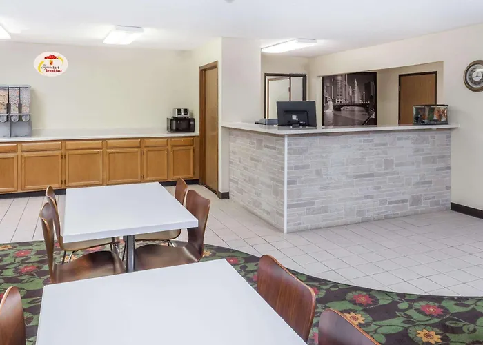 Super 8 By Wyndham Pekin/Peoria Area