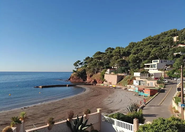 Loft climatisé La pinède, 50 m2, très calme, 5 mn à pied des plages, lit King Size