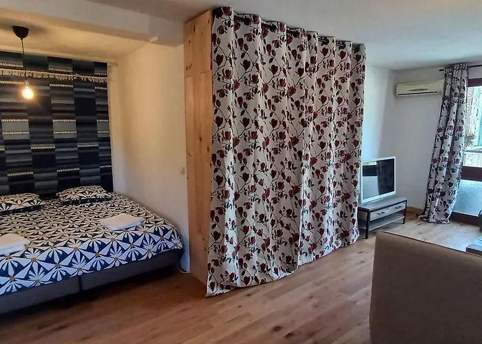 Loft climatisé La pinède, 50 m2, très calme, 5 mn à pied des plages, lit King Size