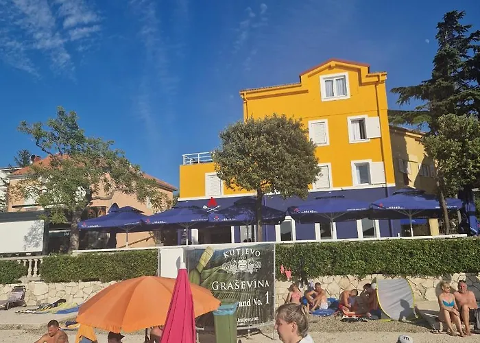 Grand - Beachfront Rooms & Apartments